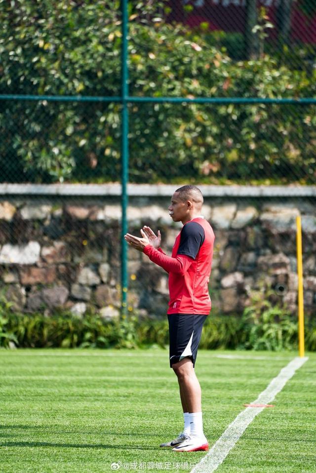 九游app-韦林顿-席尔瓦带伤参加训练，嘴上还有包扎